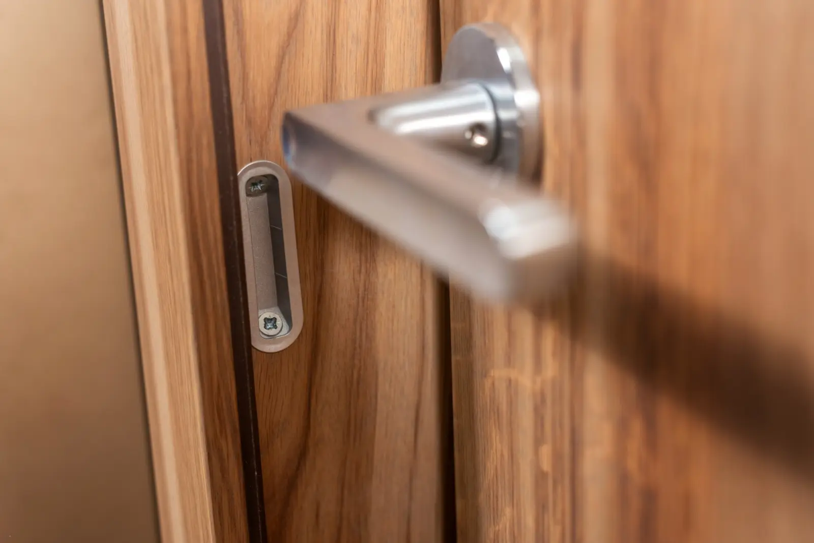 Detail van de sluitplaat in een houten deur